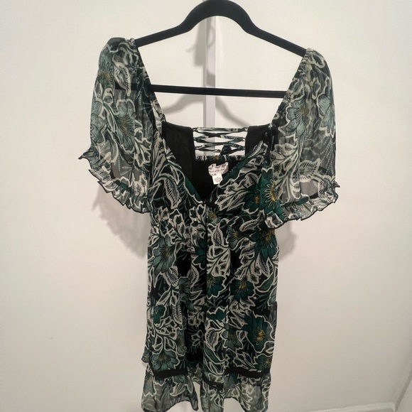 NWT / BAND OF THE FREE BLACK EMERALD FLORAL FLAIR SHORT SLEEVE DRESS - Picture 2 of 6